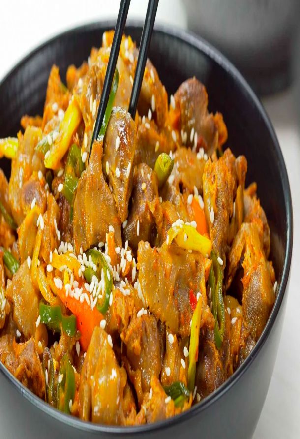 Пикантная азиатская классика: нежные куриные желудки по-корейски