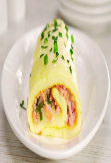 Эффектная праздничная закуска: сочный и нежный рулет из куриных яиц с ветчиной и сыром