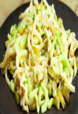 салат из кальмаров со свежими и маринованными огурчиками