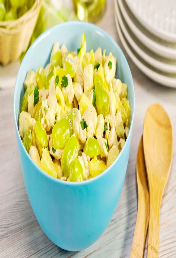 куриный салат с виноградом, ананасами и соусом карри