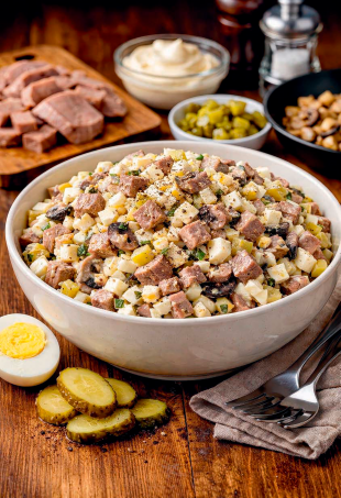 Салат со свиным языком и обжаренными шампиньонами