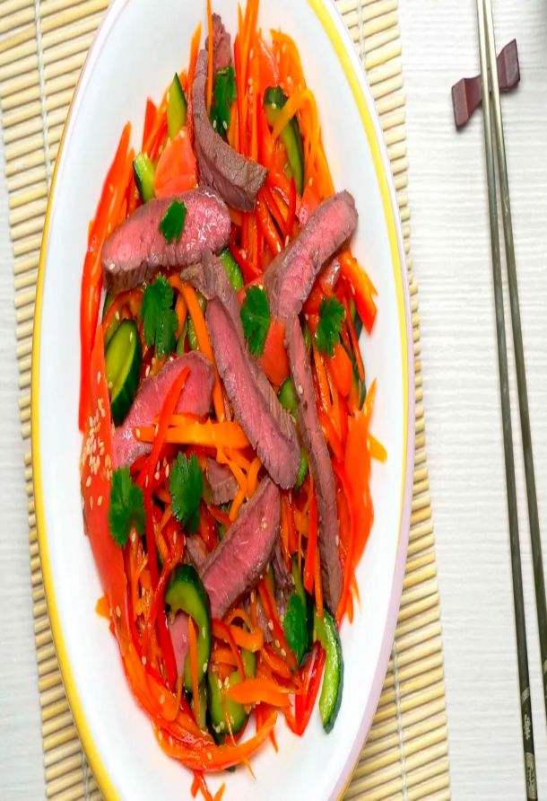 салат с жареной говядиной и хрустящими овощами