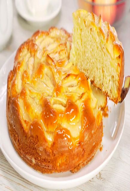 классическая бисквитная шарлотка с яблоками и глянцевой глазурью