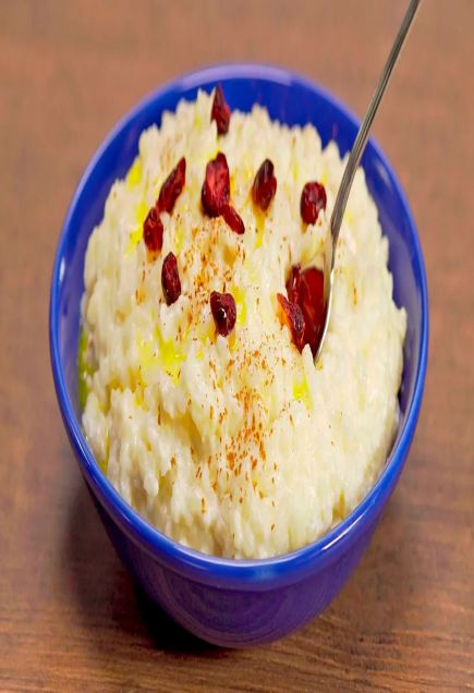 молочная рисовая каша с корицей и клюквой