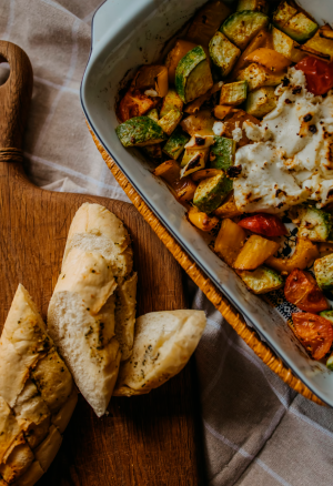 Запеченные овощи с яйцами и фетой