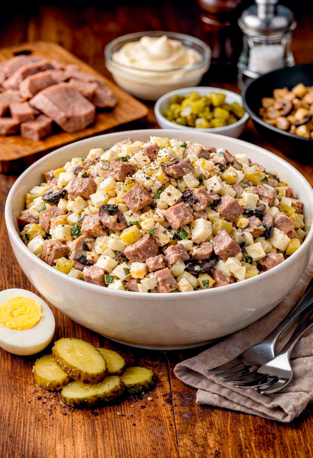 Салат со свиным языком и обжаренными шампиньонами