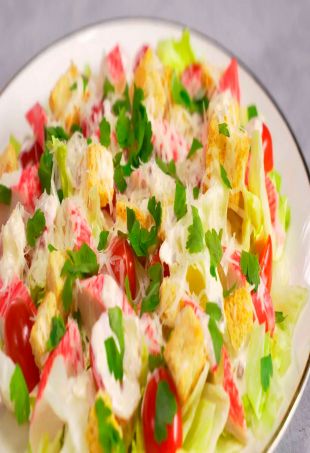 Салат Цезарь с крабовыми палочками