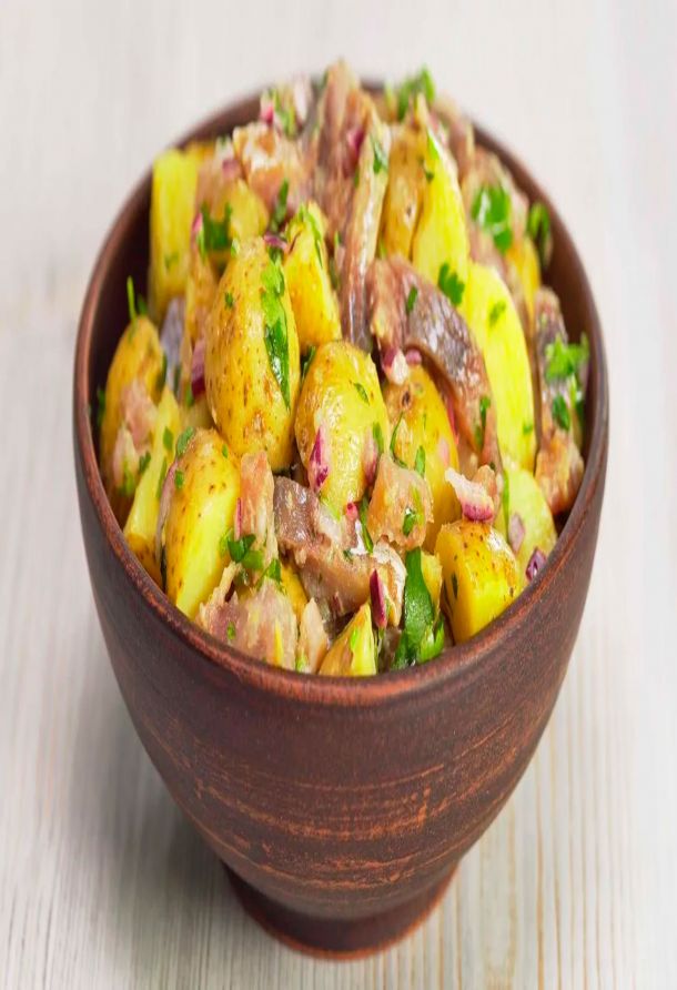 сытный картофельный салат с копченой селедкой