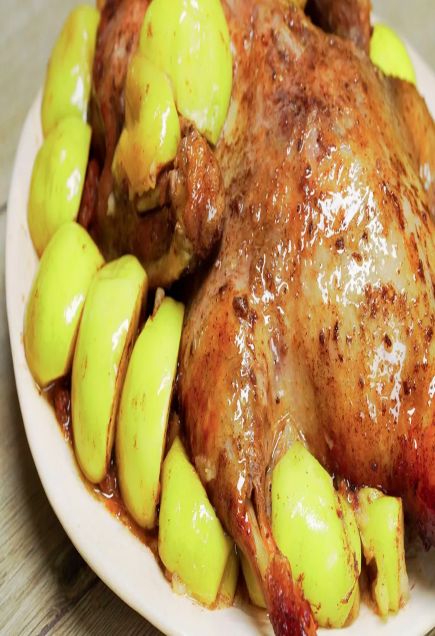 сочная утка, запеченная с яблоками, корицей и медово-винным маринадом