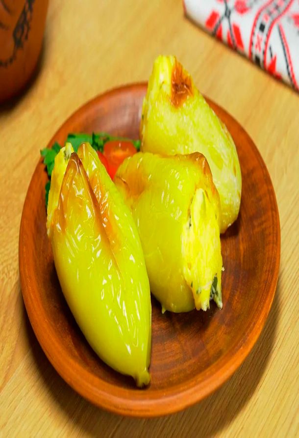 сладкий перец, фаршированный брынзой, яйцом и зеленью