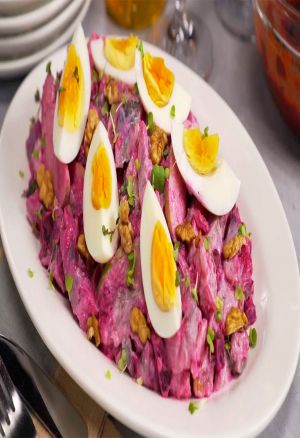 классический Рейнский салат с сельдью, говядиной и орехами