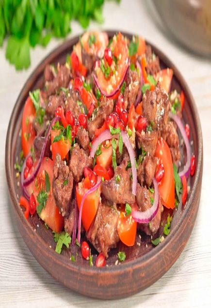 горячий грузинский салат с нежной куриной печенью и грецкими орехами