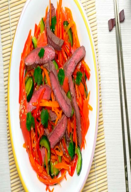 салат с жареной говядиной и хрустящими овощами