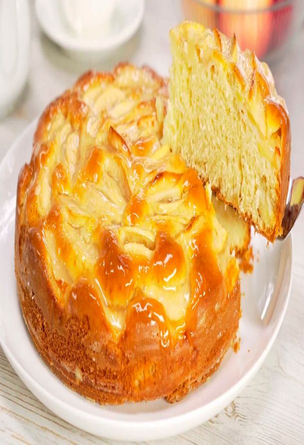 классическая бисквитная шарлотка с яблоками и глянцевой глазурью