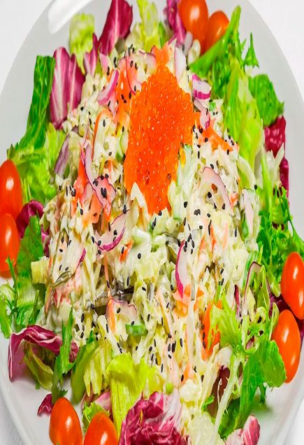 Салат с крабовыми палочками, морской капустой и имбирем