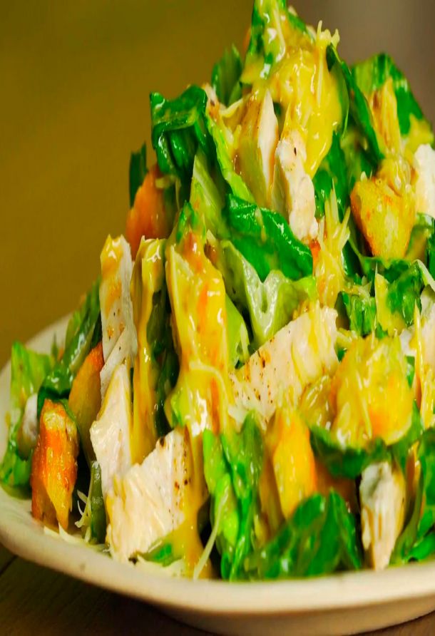 классический салат Цезарь с курицей